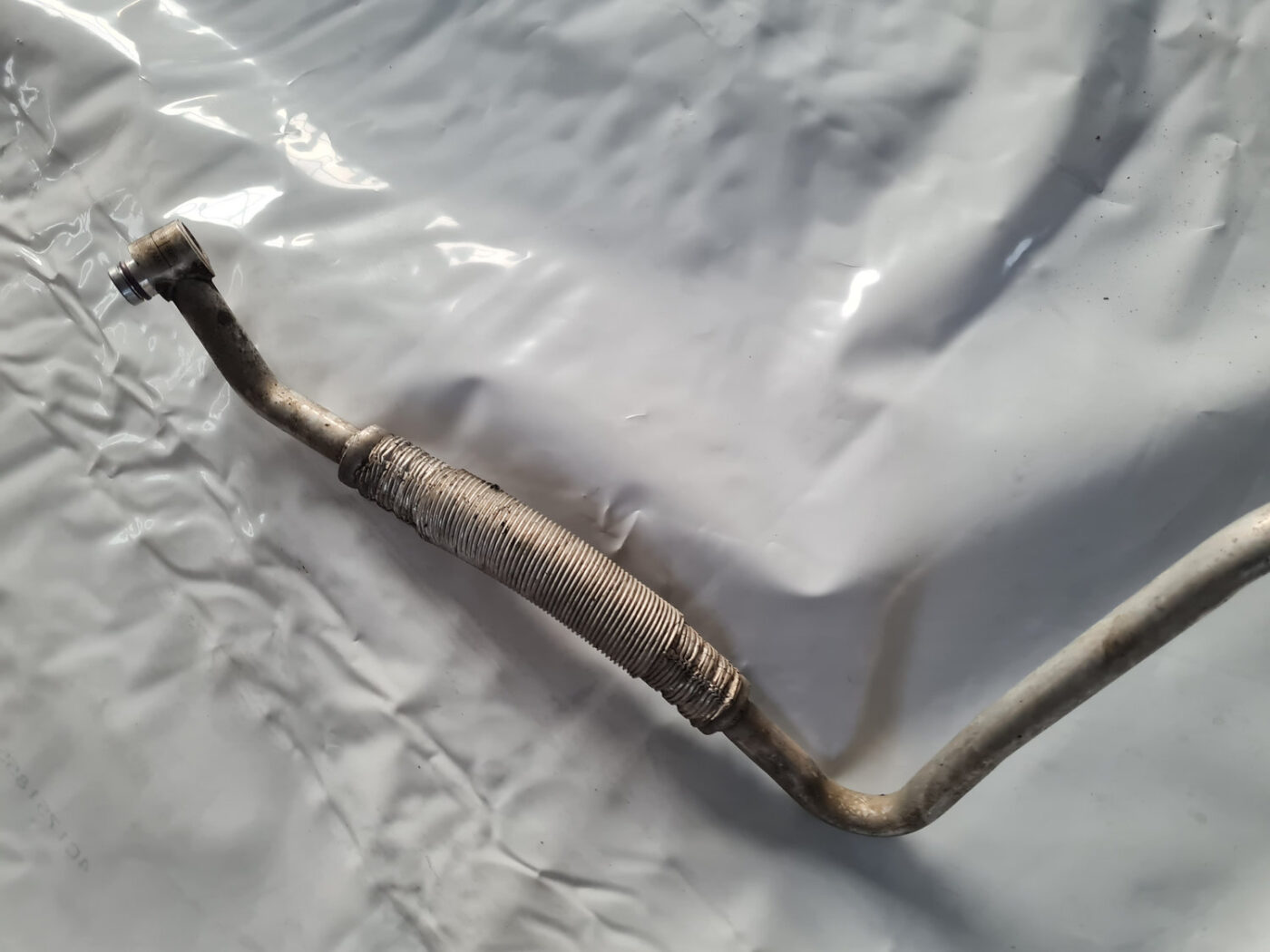 Gaisa kondicioniera galvenā caurule priekš VW GOLF 6 2011 2 Gaisa kondicioniera galvenā caurule priekš VW GOLF 6 2011