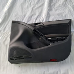 Priekšējo labo durvju apdare priekš VW GOLF 6 2011