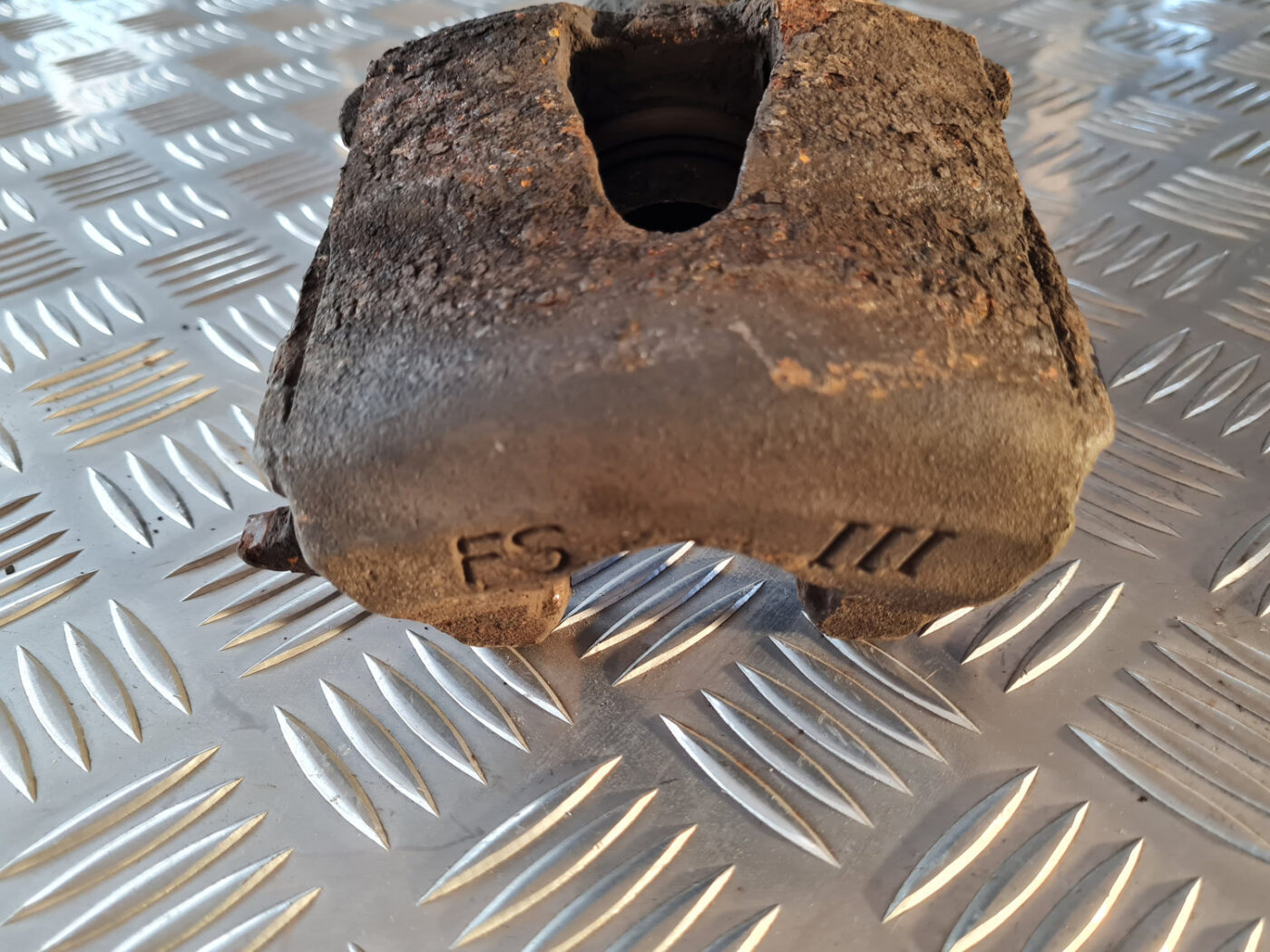 Priekšējais kreisais suports priekš VW GOLF 6 2011