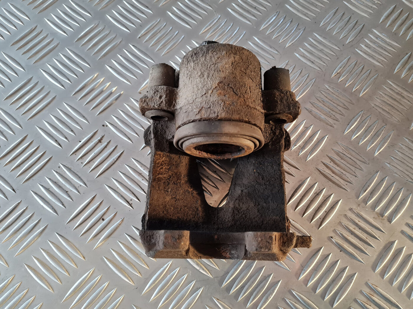 Priekšējais kreisais suports priekš VW GOLF 6 2011