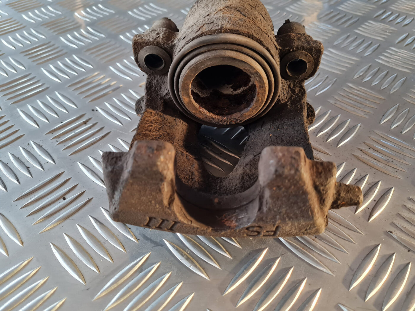 Priekšējais kreisais suports priekš VW GOLF 6 2011